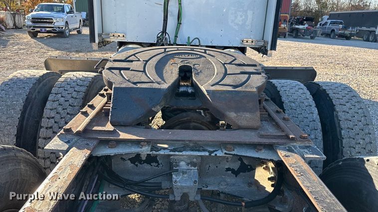 image for item ED2378 2007 Kenworth semi truck