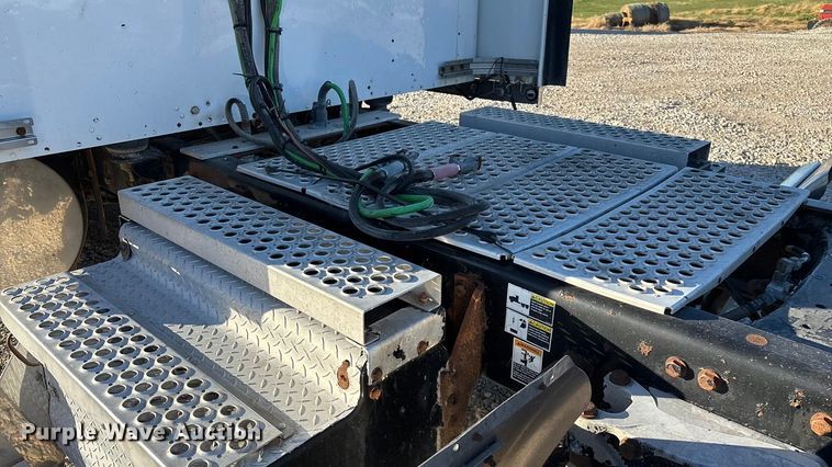 image for item ED2378 2007 Kenworth semi truck