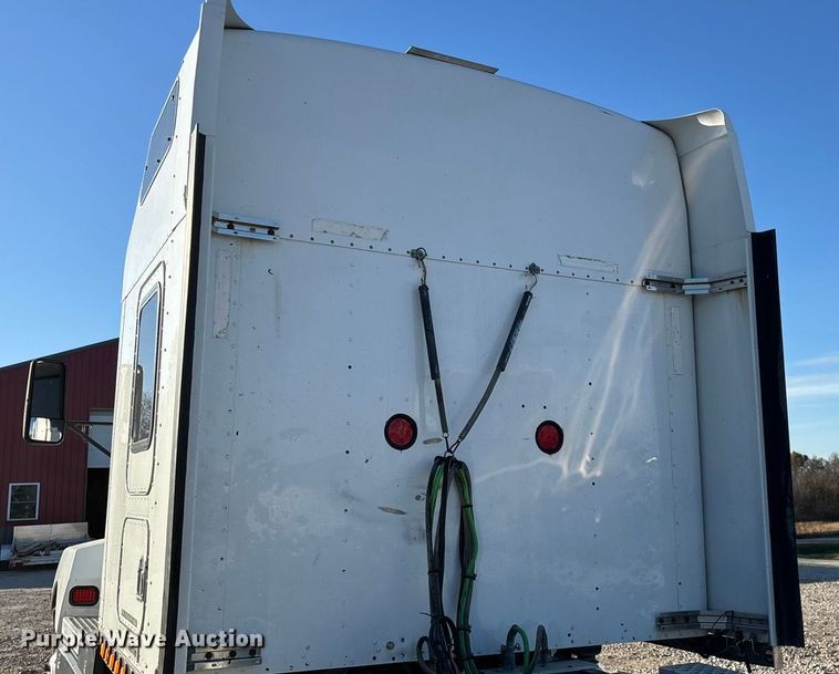 image for item ED2378 2007 Kenworth semi truck