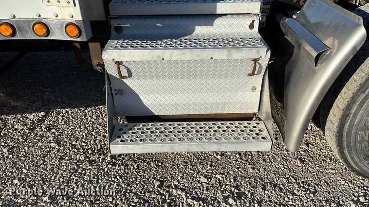 image for item ED2378 2007 Kenworth semi truck