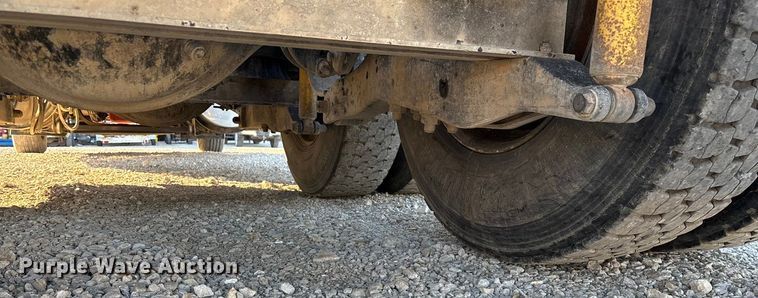 image for item ED2378 2007 Kenworth semi truck