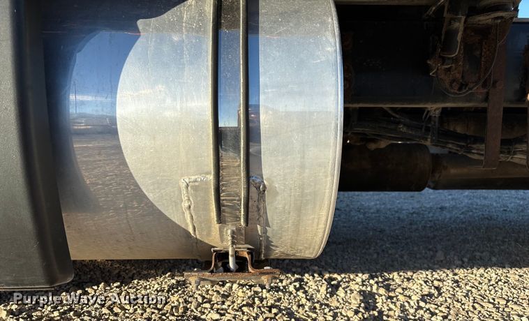 image for item ED2378 2007 Kenworth semi truck