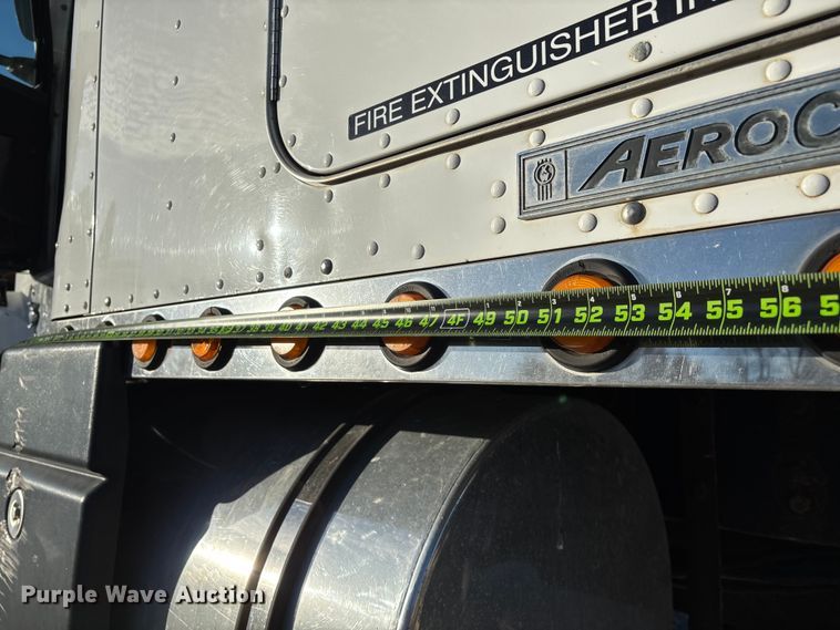 image for item ED2378 2007 Kenworth semi truck