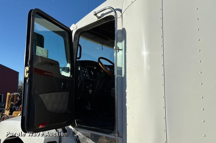 image for item ED2378 2007 Kenworth semi truck