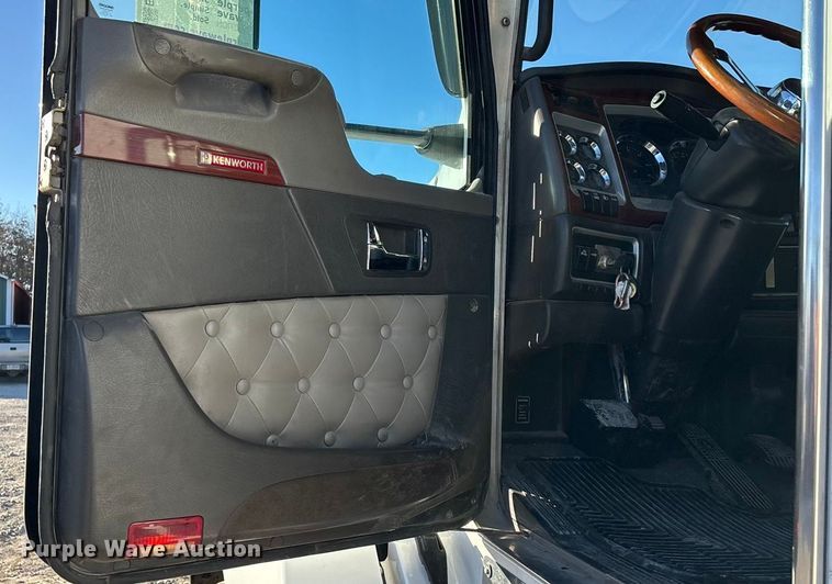 image for item ED2378 2007 Kenworth semi truck