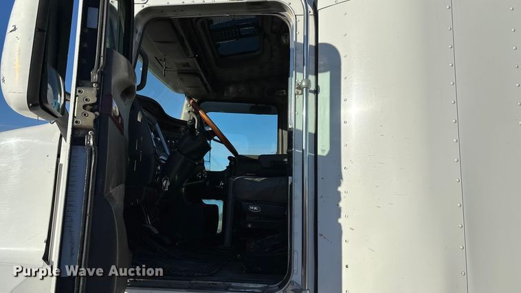 image for item ED2378 2007 Kenworth semi truck