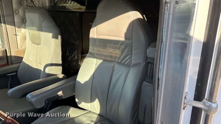 image for item ED2378 2007 Kenworth semi truck