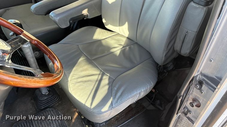 image for item ED2378 2007 Kenworth semi truck