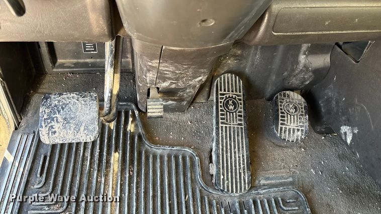 image for item ED2378 2007 Kenworth semi truck