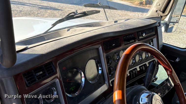 image for item ED2378 2007 Kenworth semi truck