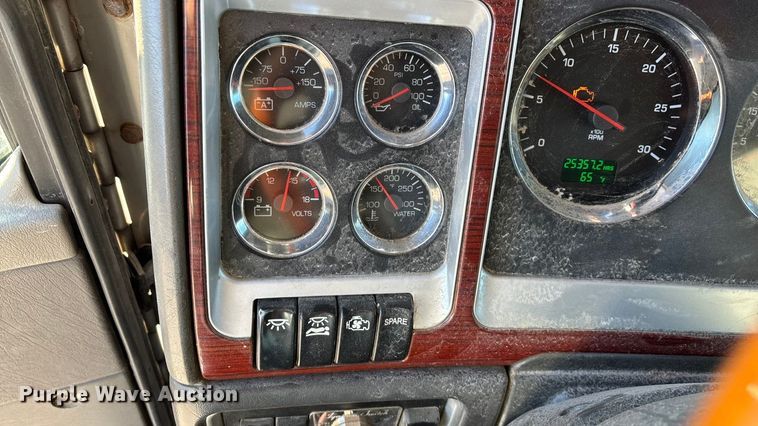 image for item ED2378 2007 Kenworth semi truck