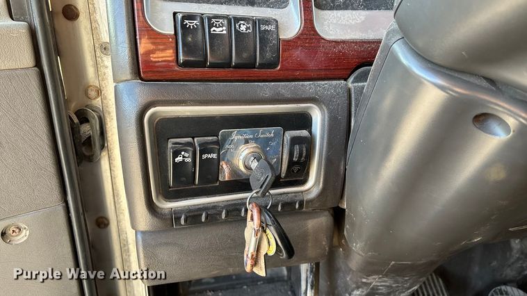 image for item ED2378 2007 Kenworth semi truck