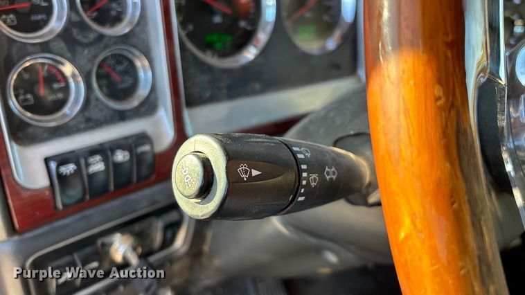 image for item ED2378 2007 Kenworth semi truck