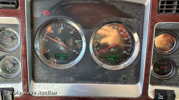 image for item ED2378 2007 Kenworth semi truck