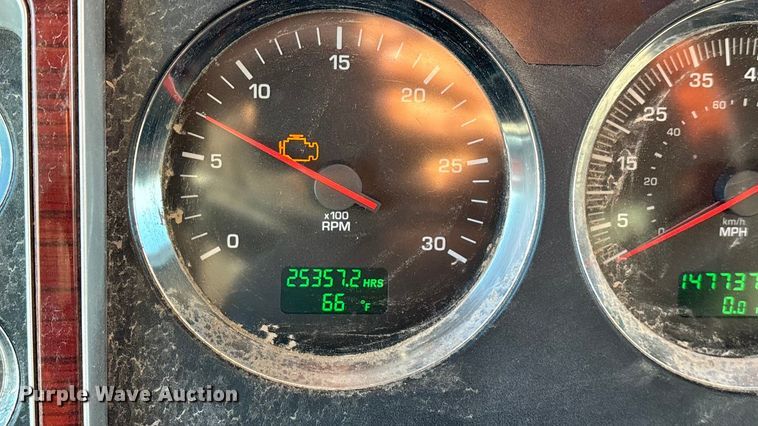 image for item ED2378 2007 Kenworth semi truck