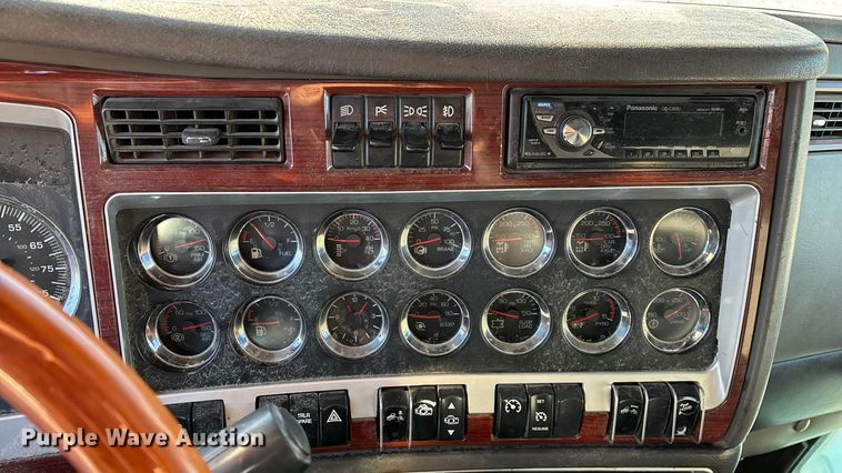 image for item ED2378 2007 Kenworth semi truck