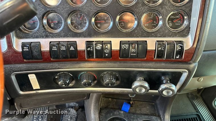 image for item ED2378 2007 Kenworth semi truck