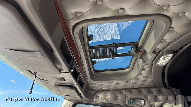 image for item ED2378 2007 Kenworth semi truck