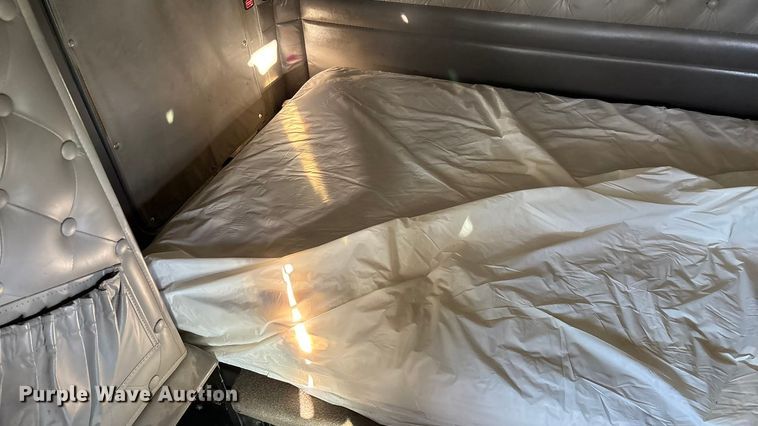 image for item ED2378 2007 Kenworth semi truck