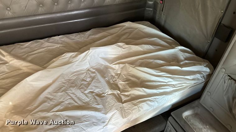 image for item ED2378 2007 Kenworth semi truck