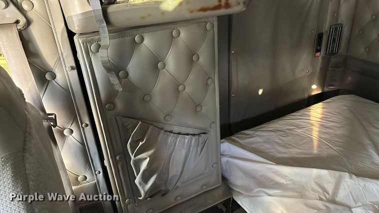 image for item ED2378 2007 Kenworth semi truck