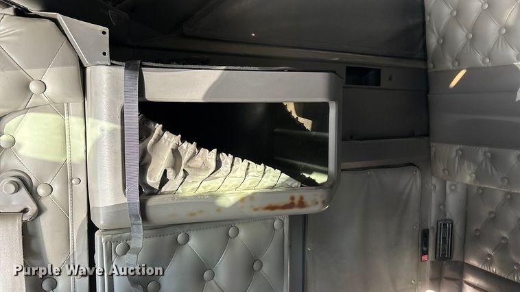 image for item ED2378 2007 Kenworth semi truck