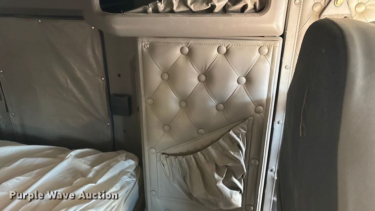 image for item ED2378 2007 Kenworth semi truck