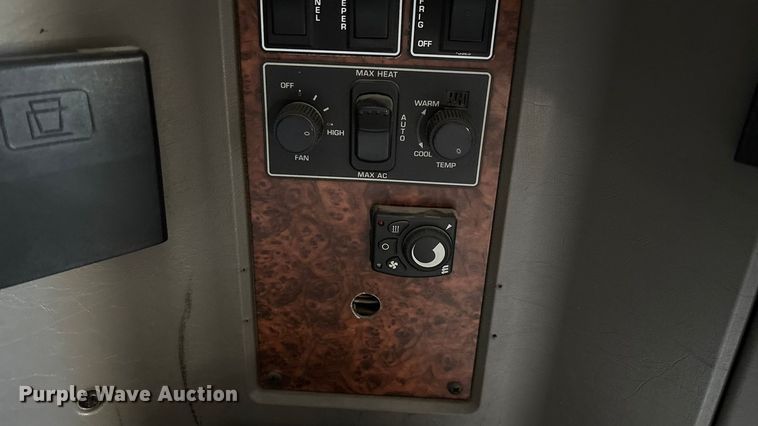 image for item ED2378 2007 Kenworth semi truck