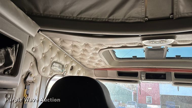 image for item ED2378 2007 Kenworth semi truck