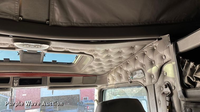 image for item ED2378 2007 Kenworth semi truck