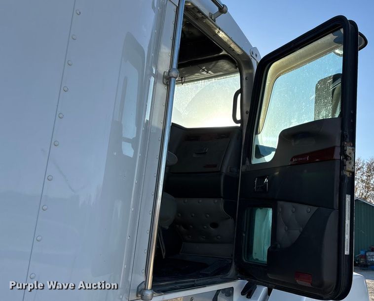 image for item ED2378 2007 Kenworth semi truck