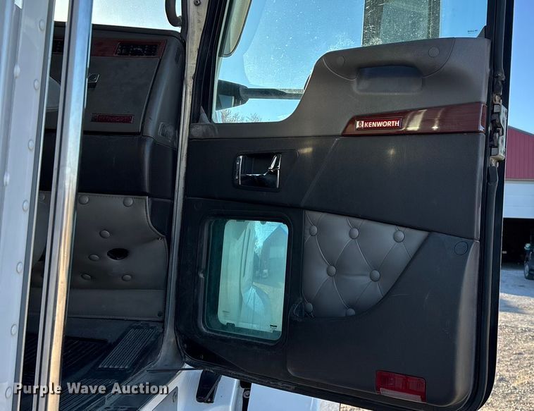 image for item ED2378 2007 Kenworth semi truck