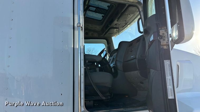 image for item ED2378 2007 Kenworth semi truck