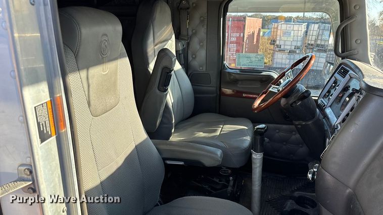 image for item ED2378 2007 Kenworth semi truck