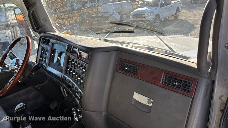 image for item ED2378 2007 Kenworth semi truck