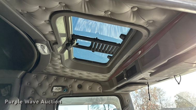 image for item ED2378 2007 Kenworth semi truck