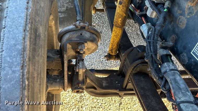 image for item ED2378 2007 Kenworth semi truck