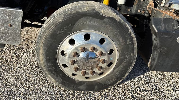 image for item ED2378 2007 Kenworth semi truck