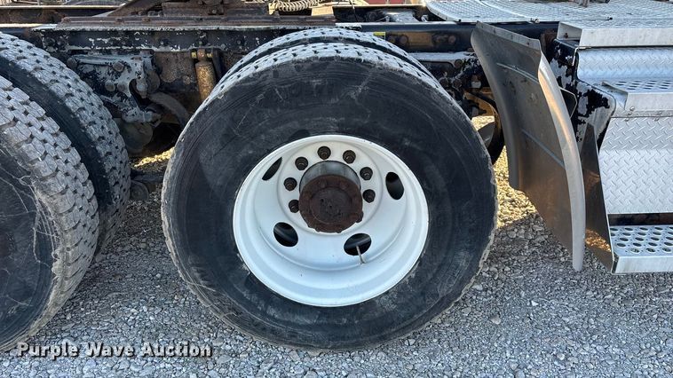 image for item ED2378 2007 Kenworth semi truck