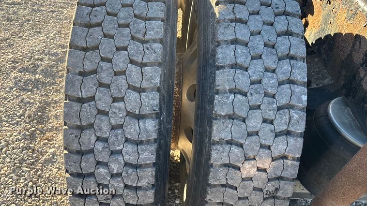 image for item ED2378 2007 Kenworth semi truck