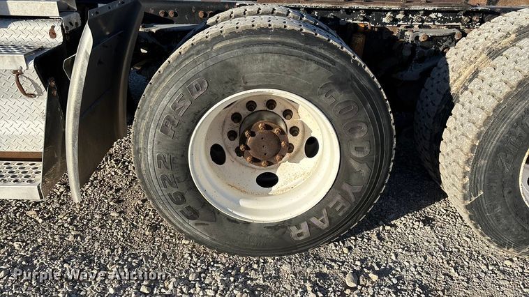 image for item ED2378 2007 Kenworth semi truck