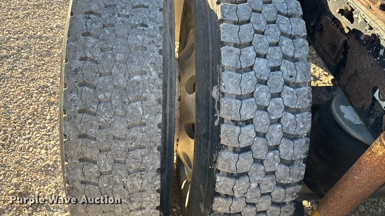 image for item ED2378 2007 Kenworth semi truck