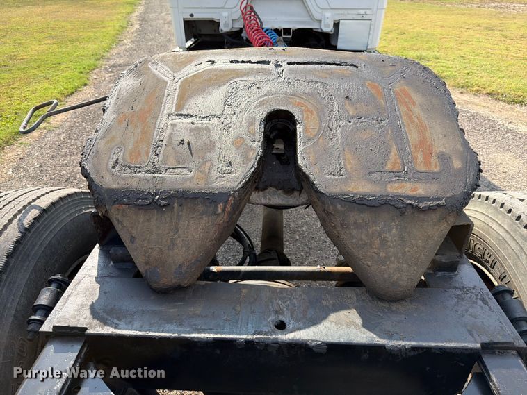 image for item ED5029 2003 Freightliner FL70 semi truck