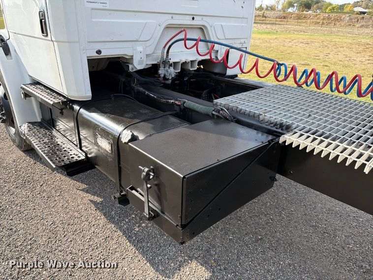 image for item ED5029 2003 Freightliner FL70 semi truck