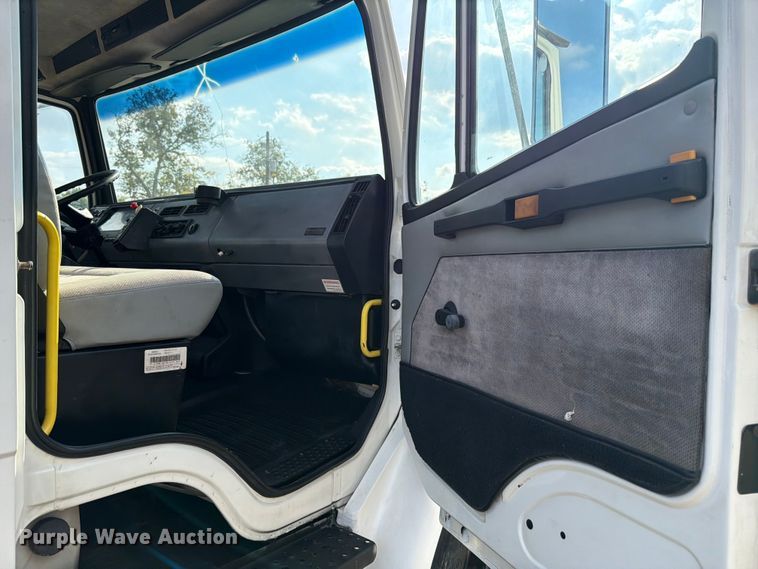 image for item ED5029 2003 Freightliner FL70 semi truck