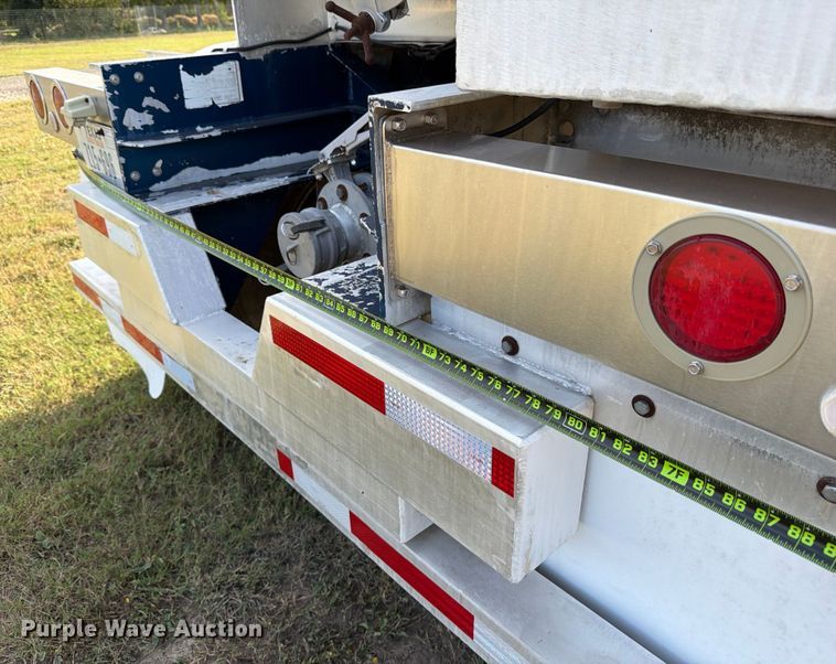 image for item ED5030 1999 Polar vacuum trailer