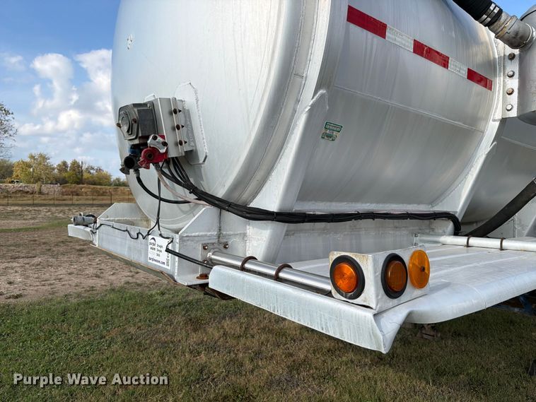 image for item ED5030 1999 Polar vacuum trailer