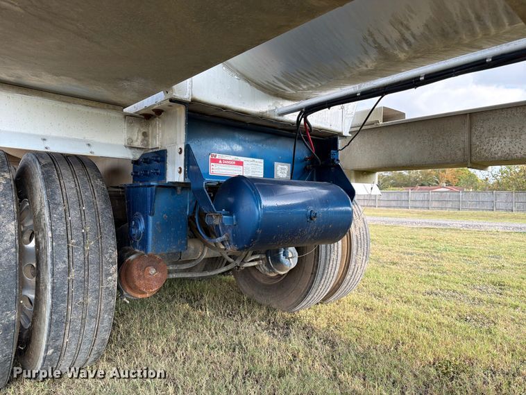 image for item ED5030 1999 Polar vacuum trailer