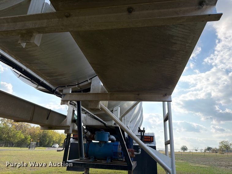 image for item ED5030 1999 Polar vacuum trailer