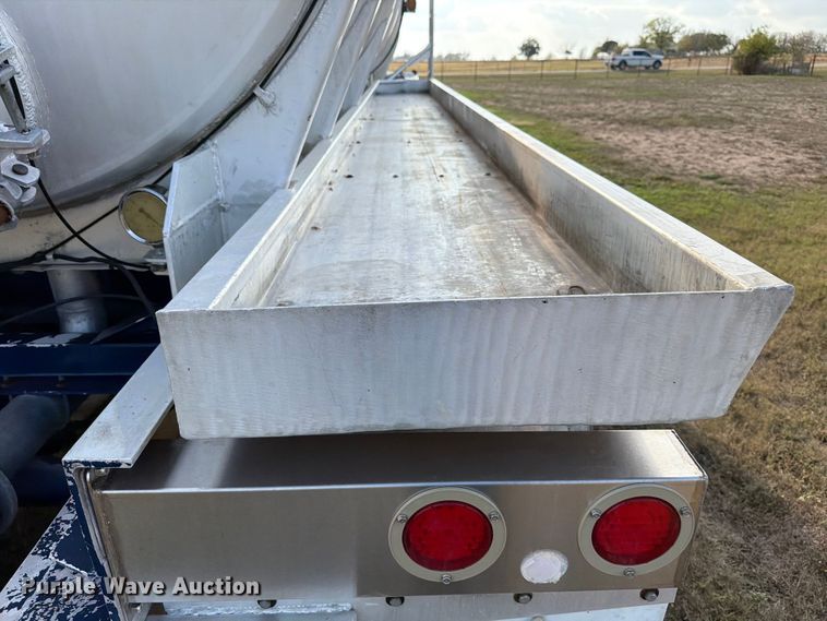 image for item ED5030 1999 Polar vacuum trailer